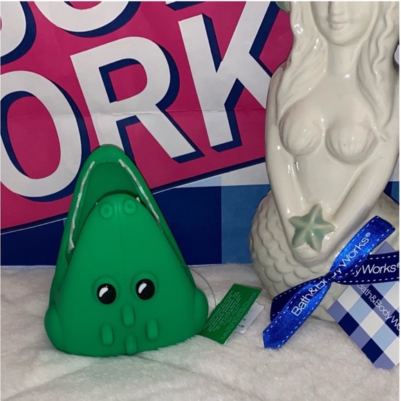 BATH & BODY WORKS LIGHT UP GATOR
GENTLE FOAMING SOAP HOLDER - Picture 7 of 7